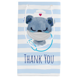 Niedliche Bärenschwester mit einer medizinischen M Kleine Geschenktüte