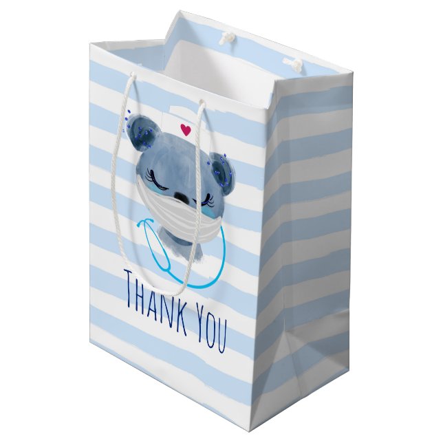 Niedliche Bärenschwester mit einer medizinischen M Mittlere Geschenktüte (Vorderseite Schrägansicht)