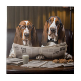 Niedliche Basset-Hunde beim Lesen einer Zeitung Fliese