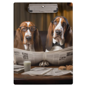 Niedliche Basset-Hunde beim Lesen einer Zeitung Klemmbrett