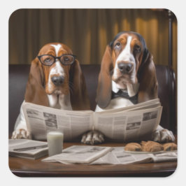 Niedliche Basset-Hunde beim Lesen einer Zeitung Quadratischer Aufkleber