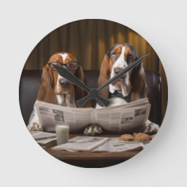 Niedliche Basset-Hunde beim Lesen einer Zeitung Runde Wanduhr