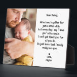 Niedliche bearbeitbare Liebe Daddy Gedicht & Foto  Fotoplatte<br><div class="desc">Ein personalisiertes Foto-Geschenk für einen neuen Papa aus seinem Kind ist eine herzliche Art, die ersten Momente der Elternschaft eines Vaters zu feiern. Diese Tischplatte mit einem farbenfrohen Foto und einem süßen Gedicht, das in einem spielerischen, schwarzen Schriftart auf weißem Hintergrund gedruckt ist, ist mit einem Foto versehen. Die sentimentale...</div>