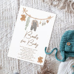 Niedliche Bekleidungslinie Babydusche bringt Buch Begleitkarte<br><div class="desc">Bring ein Buch! Niedliche geschlechtsneutrale Kleiderbücher für Babyduschen mit Boho-Kids-Jumpsuit,  Schnuller,  Teddybär,  Slipper,  Eukalyptus und Holzwärme mit niedlichen Bögen und Kleiderbügeln,  die mit einer eleganten und modernen Schreibschrift-Schriftart-Typografie und einem skurrilen niedlichen Muster auf der Rückseite versehen sind.</div>