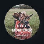 Niedliche BEST MAMA JE HERZ Muttertagsfest Foto Runde Wanduhr<br><div class="desc">Die niedliche Best Mama Ever Heart Mother's Day Foto Clock zeigt Ihr Lieblings-Foto mit dem Text "Best Mom ever" in modernem, weißem Drehbuch mit einem Herz und Ihren Namen unten. Personalisieren Sie diese, indem Sie den Text in dem dafür vorgesehenen Textfeld bearbeiten und ein eigenes Bild hinzufügen. Entworfen von ©Evco...</div>