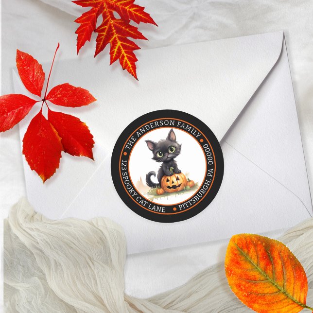 Niedliche Black Cat JackOLantern Circle Rücksendea Runder Aufkleber (Cute cat  sitting with his/her front paws on a jack-o-lantern design return address envelope seal.)