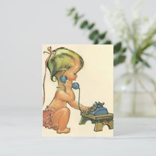 Niedliche Blond Girl Talking on Toy Phone Einladun Einladung