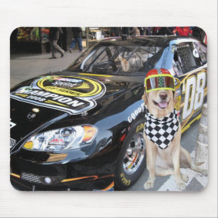 Niedliche blonde Aufstellung durch schnelles Auto Mousepad