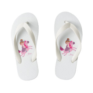 Niedliche Blondie-Hair-Girl-Reiten auf einem Einho Kinderbadesandalen