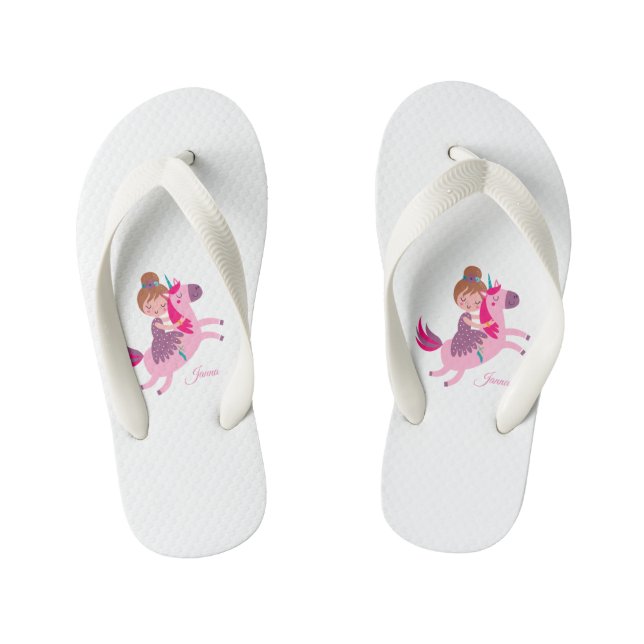 Niedliche Blondie-Hair-Girl-Reiten auf einem Einho Kinderbadesandalen (Fußbett)