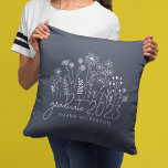 Niedliche blühende Wildblume Modernes Retro Kissen<br><div class="desc">Das Niedliche Abschluss Blooming Wildblume Modernes Retro Kissen ist die perfekte Ergänzung zu Ihrer Wohngestaltung! Dieses trendige und stilvolle Kissen besticht durch ein wunderschönes Design der sommerlichen Wildblume, mit skurrilen illustrierten Blumen und zarten botanischen Blüten, die in alle Richtungen blühen. Der moderne Retrostil verleiht dem Design eine Touch Nostalgie, die...</div>