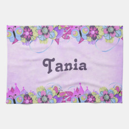 Niedliche Blume und Schmetterlinge auf lila Geschirrtuch