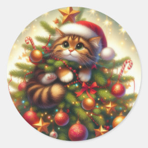 Niedliche, bösartige Katze im Weihnachtsbaum Runder Aufkleber