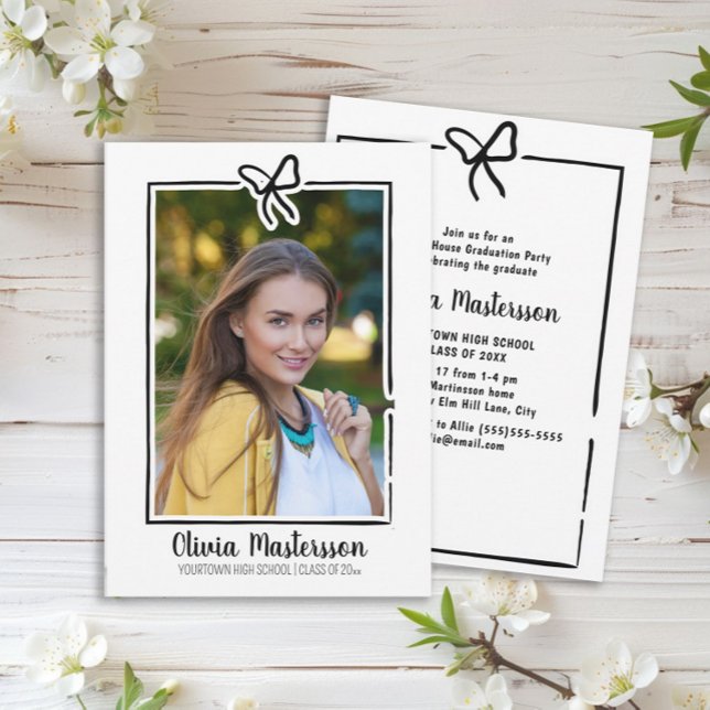Niedliche Bow Frame Foto Open House Graduation Par Einladung (Cute line art bow graduation open house/graduation party photo invitation)