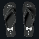 Niedliche Bow Krawatte & Tasten Schwarzer Trauzeug Flip Flops<br><div class="desc">Diese niedlichen Flip Flops sind eine gute Möglichkeit,  um den Trauzeugen bei Ihrer Hochzeit zu danken. Sie zeichnen sich durch ein niedliches und lustiges Design mit einer weißen Bogen-Krawatte und Tasten auf einem schwarzen Hintergrund mit seinem Namen und seinem Titel aus.</div>