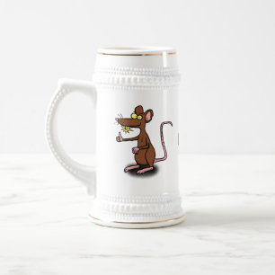 Niedliche braune Ratte hält Cartoon hoch Bierglas