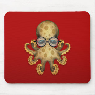 Niedliche Brown-Baby-Kraken-tragende Gläser auf Mousepad