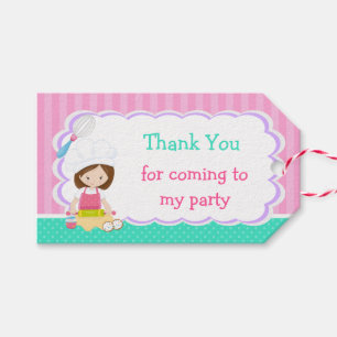 Niedliche Brünette Girl Baking Geburtstagsparty Geschenkanhänger