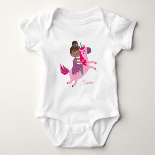 Niedliche Brünette Hair Riding on a Unicorn Baby Strampler