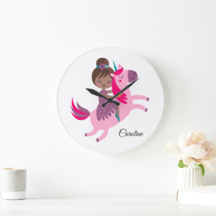 Niedliche Brünette Hair Riding on a Unicorn Große Wanduhr