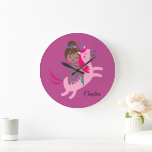 Niedliche Brünette Hair Riding on a Unicorn Große Wanduhr