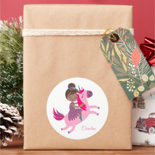 Niedliche Brünette Hair Riding on a Unicorn Runder Aufkleber