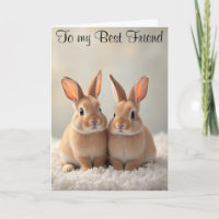 Niedliche Bunnies auf einer Schafhaut Geburtstag