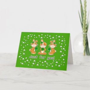 Niedliche Bunnies mit Kleeblättern St. Patrick's D Karte