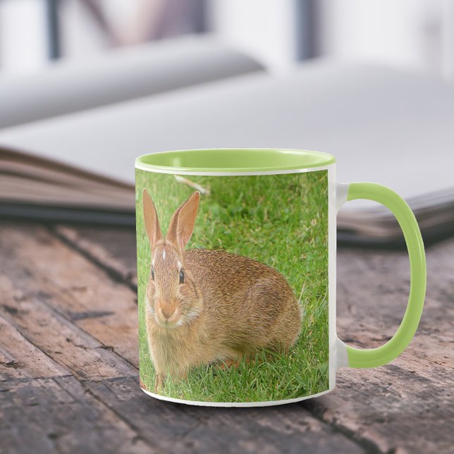 Niedliche Bunny Chewing Grüntöne auf der Golfmesse Tasse (Cute Bunny Eating Grass on Fairway Green 11 oz Coffee Mug Cover Photo.)