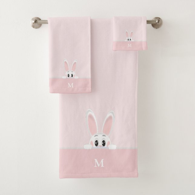 Niedliche Bunny & Monogram auf hellrosa Badhandtuch Set (Insitu)