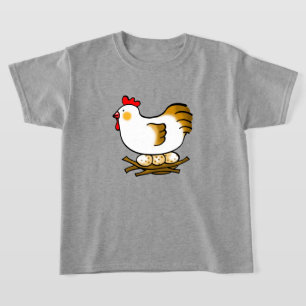 Niedliche Cartoon-Henne auf Nest mit Bauernhof-Eie T-Shirt