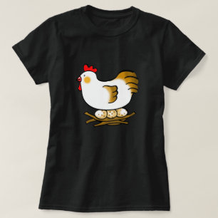 Niedliche Cartoon-Henne auf Nest mit Bauernhof-Eie T-Shirt
