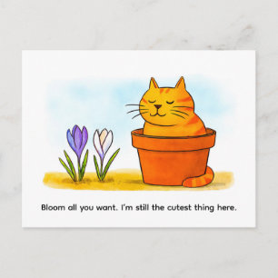 Niedliche Cartoon-Katze sitzt in Frühlingsblumen Postkarte