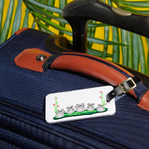 Niedliche Cartoon Mäuse auf Gras mit Blume Gepäckanhänger