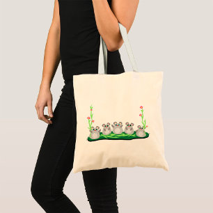 Niedliche Cartoon Mäuse auf Gras mit Blume Tragetasche