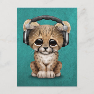 Niedliche Cheetah Cub Dj Tragen Kopfhörer auf Blue Postkarte