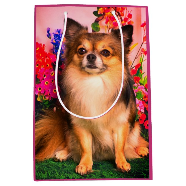 Niedliche Chihuahua Amid Spring Blumen Mittlere Geschenktüte (Vorderseite)