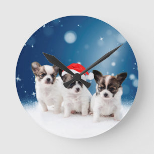 Niedliche Chihuahua Welpen mit Weihnachtsmannmütze Runde Wanduhr