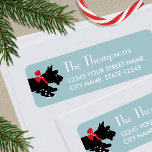Niedliche Christmas Scottie Dog Blue Bearbeitbare<br><div class="desc">Mit diesen niedlichen Rücksendeadressen-Aufklebern verleihen Sie der Urlaubssaison ein wenig skurrilen Charme. Eine bearbeitbare Vorlage, personalisiert mit Ihrem Namen und Ihrer Adresse, perfekt für Weihnachtskarten und Geschenke. Dieses festliche Design zeigt originelle Kunstwerke eines schottischen Hundes, der einen roten Bogen trägt, während er im Schnee beißt! Farben: blau, schwarz, rot und...</div>