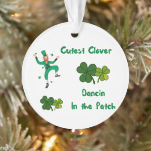 Niedliche Clover Dancin im Patch auf einem Ornament