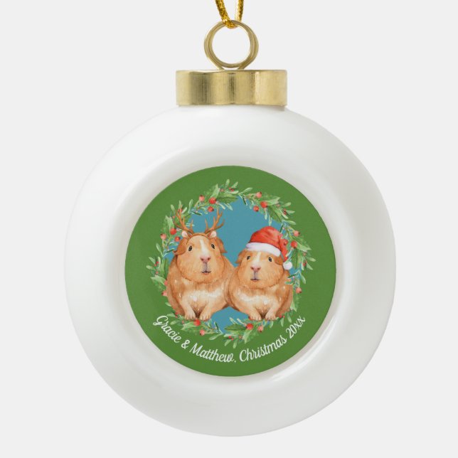 Niedliche Couple Guinea Weihnachtsfeier Keramik Kugel-Ornament (Vorderseite)