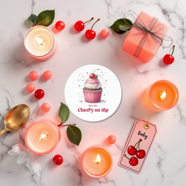 Niedliche Cupcake-Design-Creme auf Top-Baby-Dusche Runder Aufkleber (Cute Cupcake Design Cherry On Top Baby Shower Classic Round Sticker)