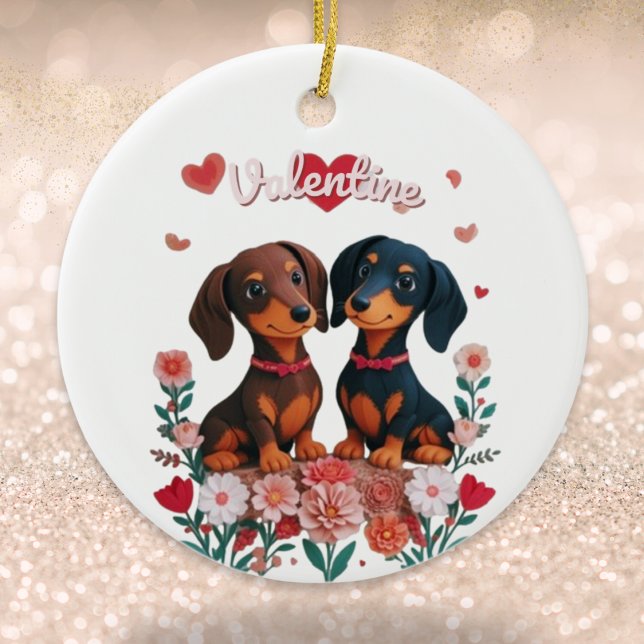 Niedliche Dackeln Liebe Herz Personalisiert Valent Keramik Ornament (A cute Valentine's Day ornament with two dachshunds, hearts and flowers, and custom text on the back)