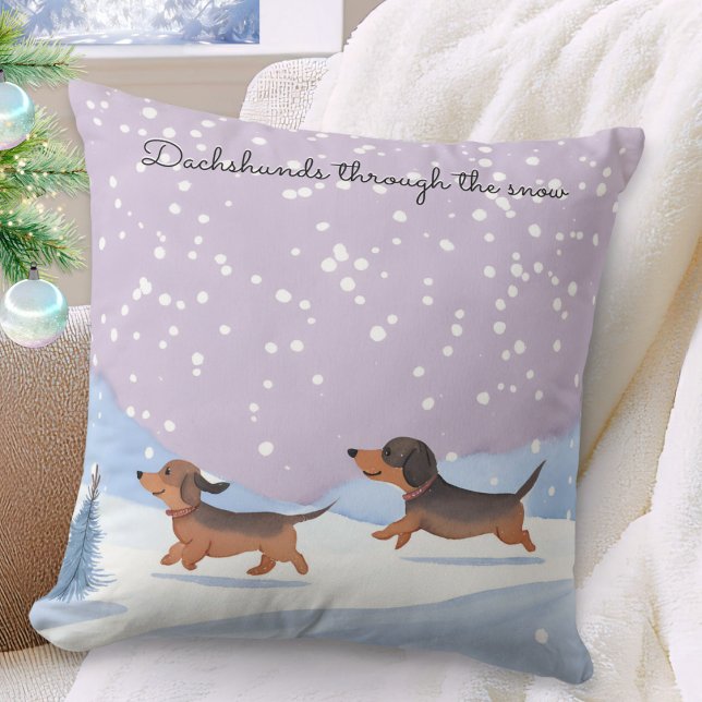 Niedliche Dackeln Schnee Hund Dackel Weihnachten Kissen (A festive throw pillow, picturing two cute dachshunds, with caption 'Dachshunds through the snow')
