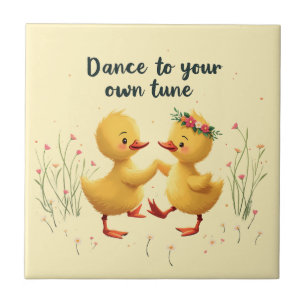 Niedliche Dancing Ducklings mit floralen Frühlings Fliese