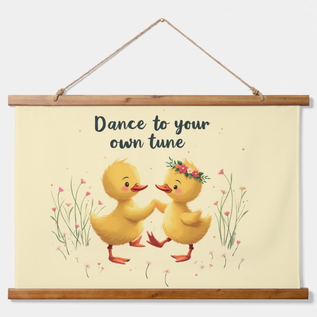 Niedliche Dancing Ducklings mit floralen Frühlings Wandteppich Mit Holzrahmen (Vorne)