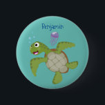 Niedliche Darstellung der Meeresschildkröte "Happy Button<br><div class="desc">Diese glückliche grüne Meeresschildkröte bläst Blasen! Gezeichnet im niedlichen Cartoon-Illustrationsstil.</div>