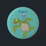 Niedliche Darstellung der Meeresschildkröte "Happy Button<br><div class="desc">Diese glückliche grüne Meeresschildkröte bläst Blasen! Gezeichnet im niedlichen Cartoon-Illustrationsstil.</div>