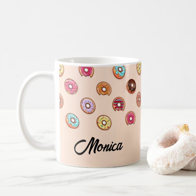Niedliche dekorative Donuts auf rosa Kaffeetasse (Mit Donut)