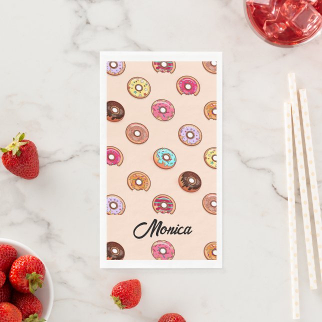 Niedliche dekorative Donuts auf rosa Serviette (Beispiel)